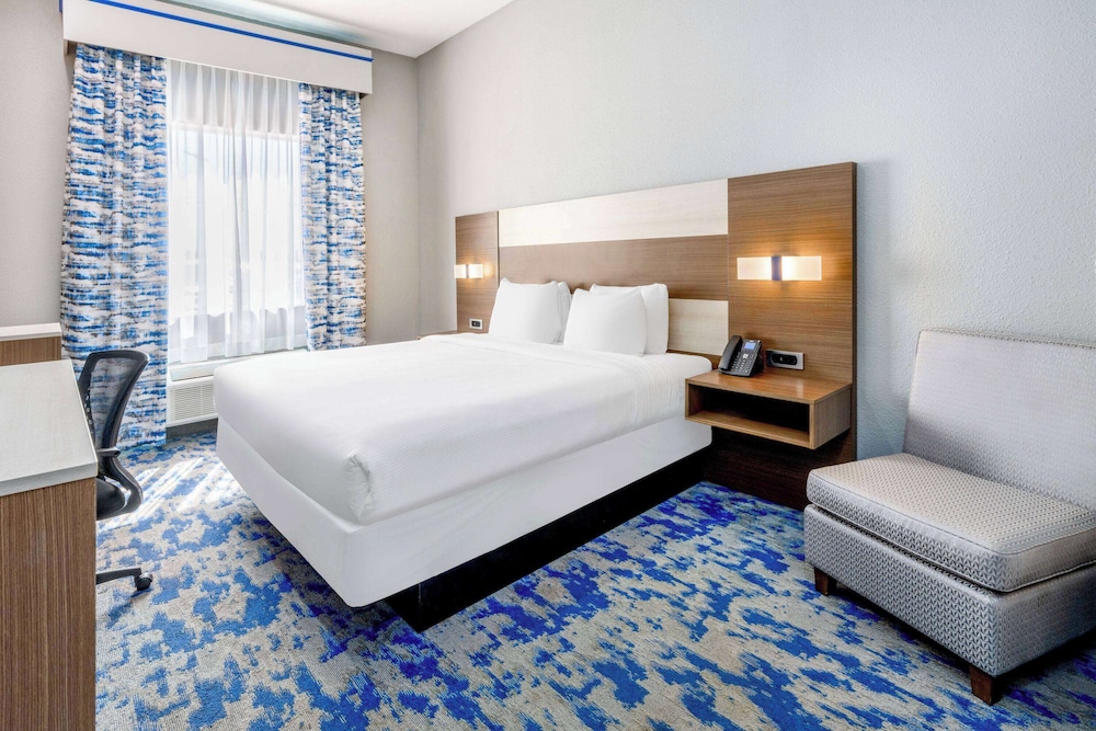 غرفة بسرير كينج، Baymont by Wyndham Carlsbad NM 2/4