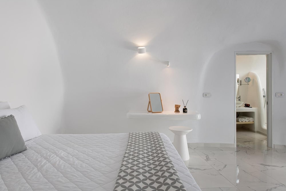 White Concept Caves - Adults Only 23/34
