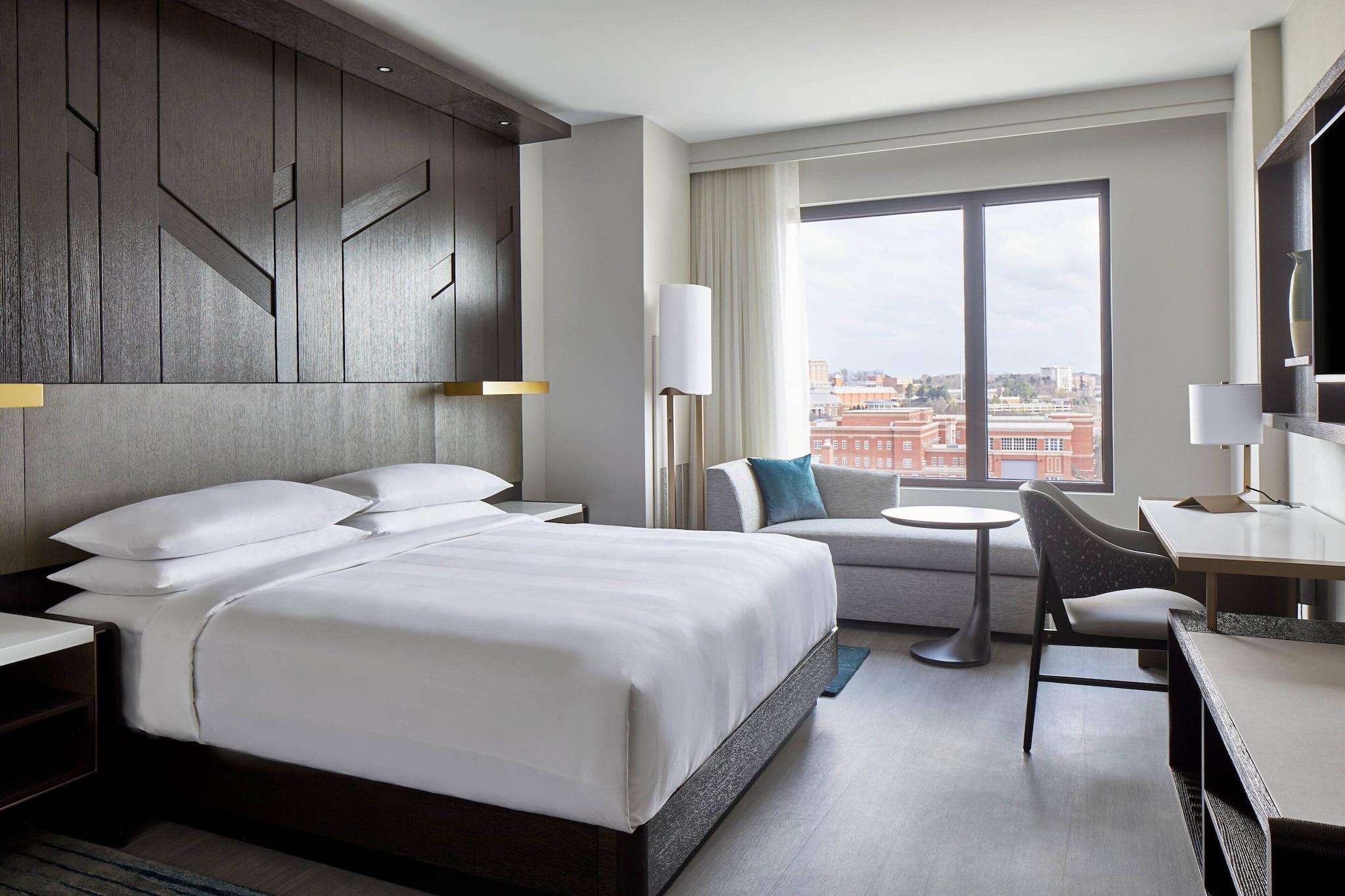 غرفة بسرير مزدوج بإطلالة