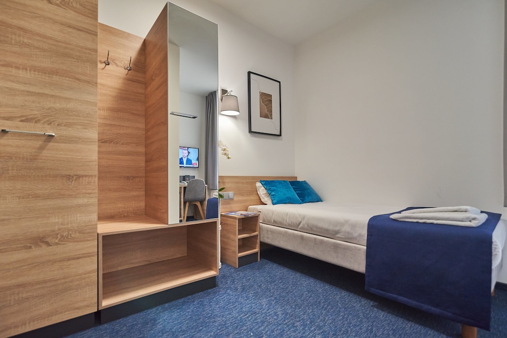 ROOM, SINGLE