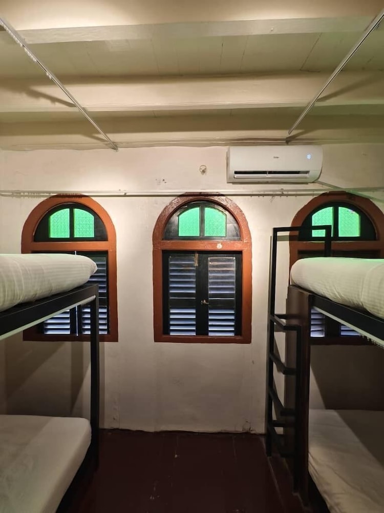 Red Inn Court 6/50