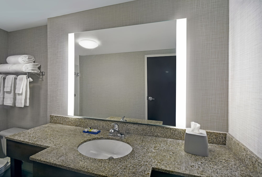 Holiday Inn Express and Suites Cincinnati Riverfront, an IHG Hotel 36/64