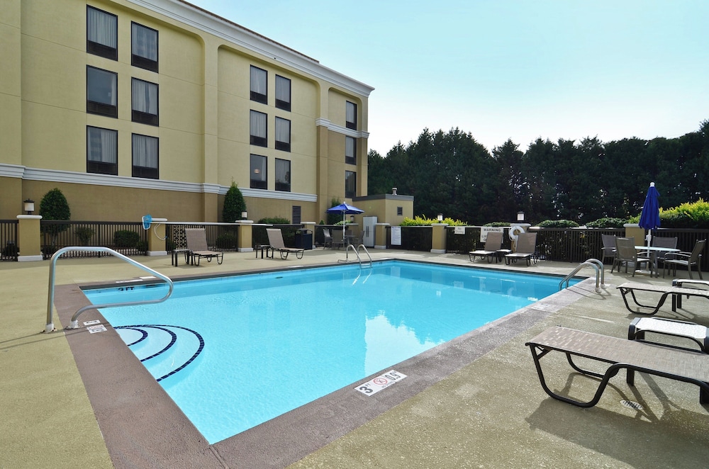 Holiday Inn Express Burlington 75/79