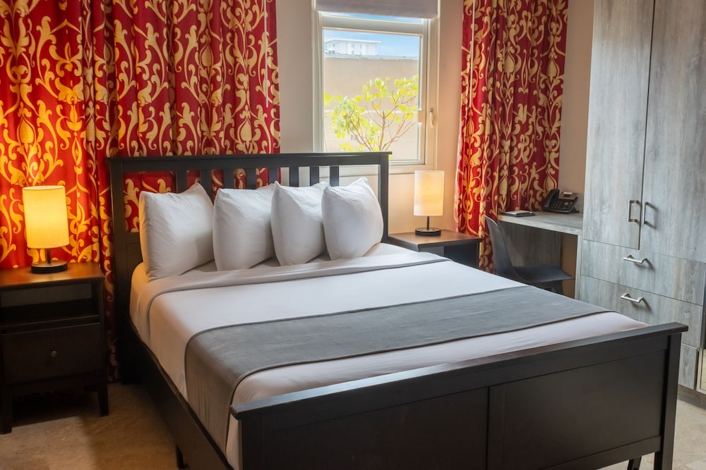 SUPERIOR, QUEEN BED