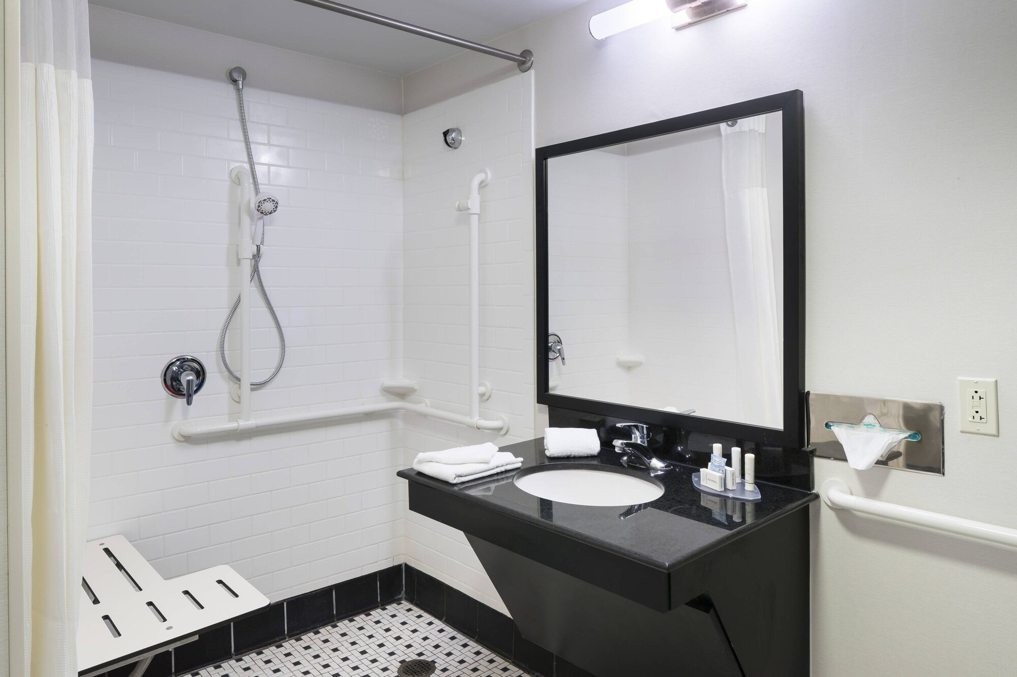 غرفة بسرير كينج لذوي الإعاقة، Fairfield Inn & Suites Kansas City Overland Park 4/4