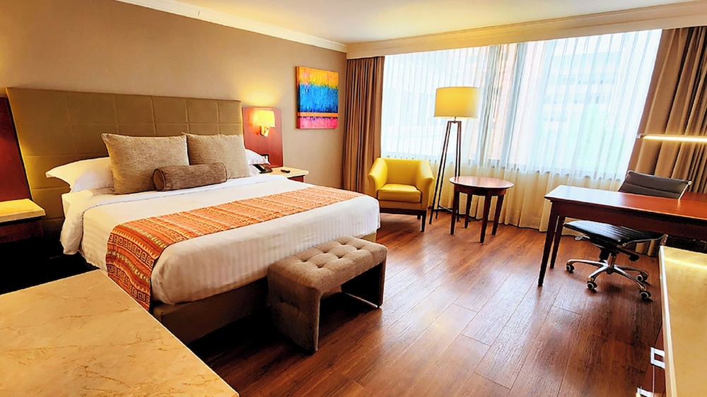 DELUXE, KING BED