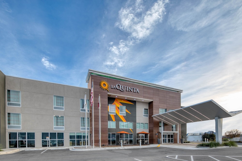 La Quinta Inn and Suites by Wyndham Perry 5/32