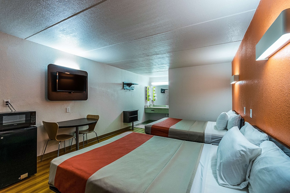 Motel6 Cleveland, TX 22/44