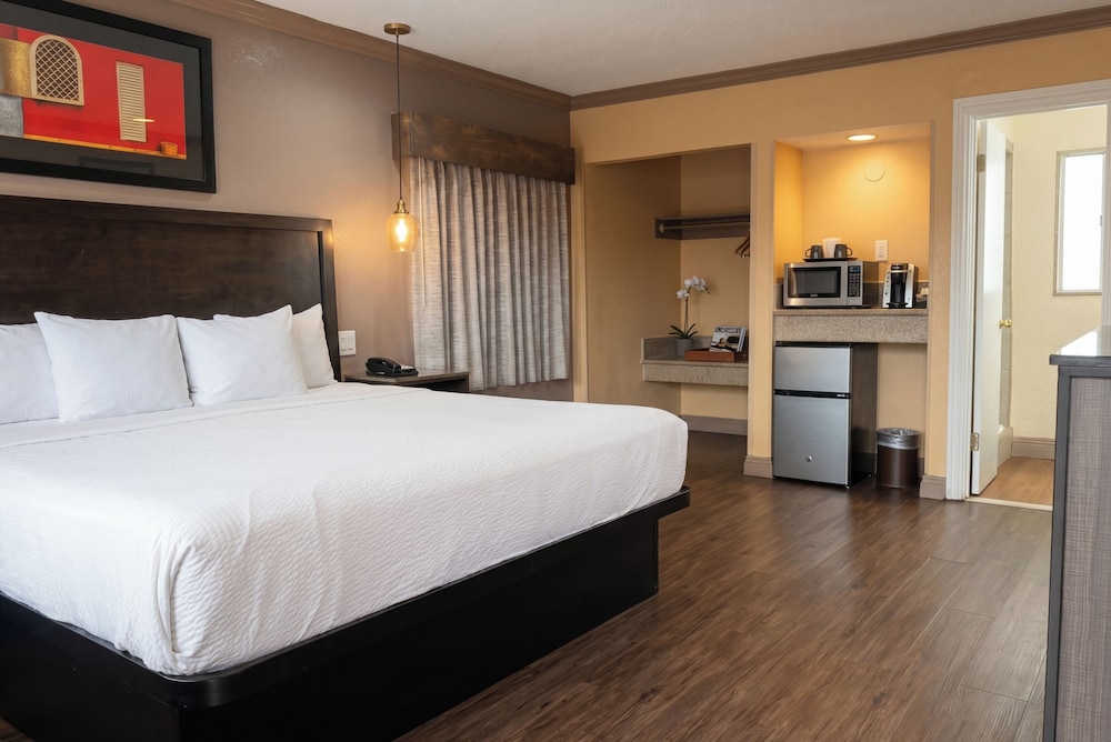غرفة بسرير كينج، Om Park Inn and Suites El Cajon near San Diego 3/10