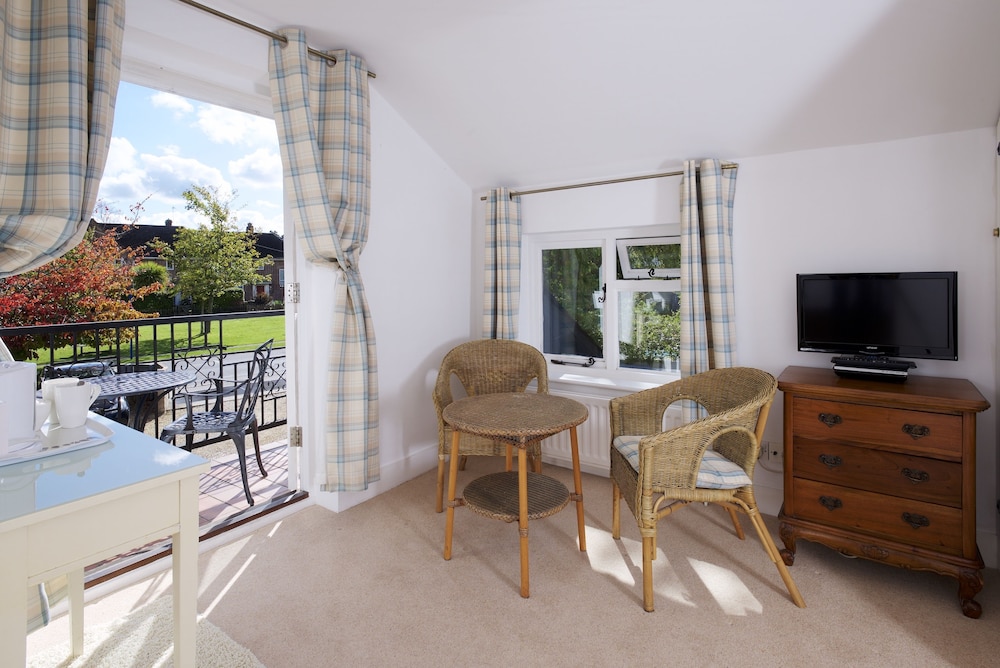 Cottage Lodge Hotel 24/50