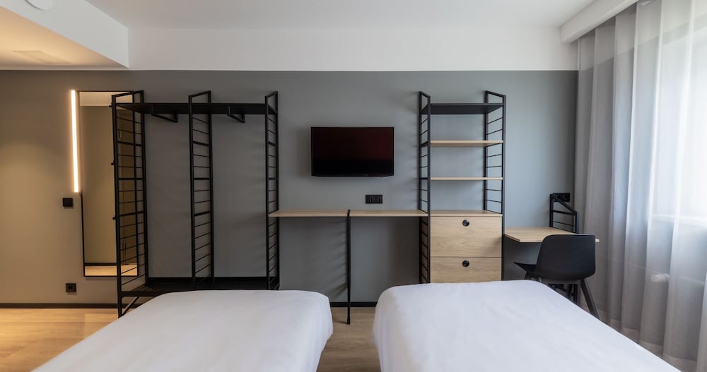 ROOM, TWIN BEDS