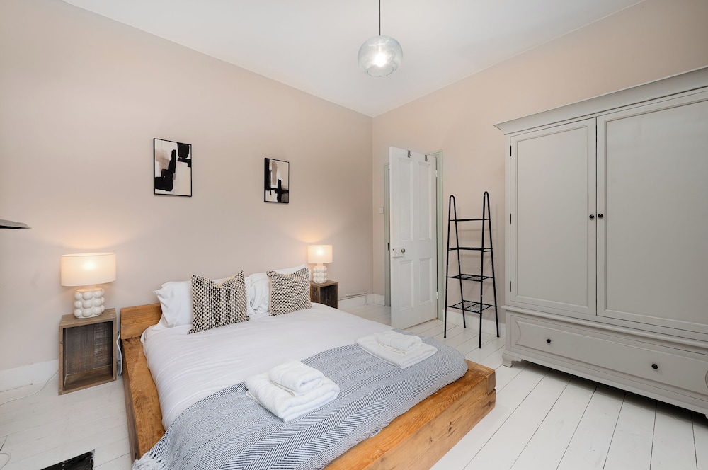 VESTO Three Bedroom Apartment in Clapham 2/26
