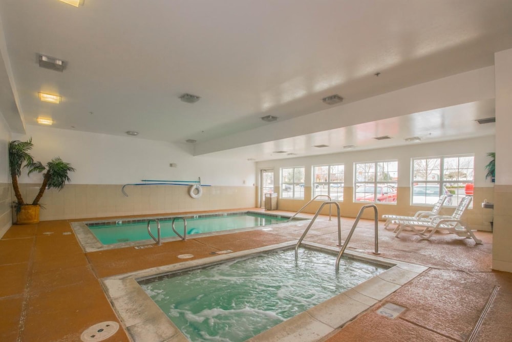 Executive Residency by Best Western Victorville 16/24