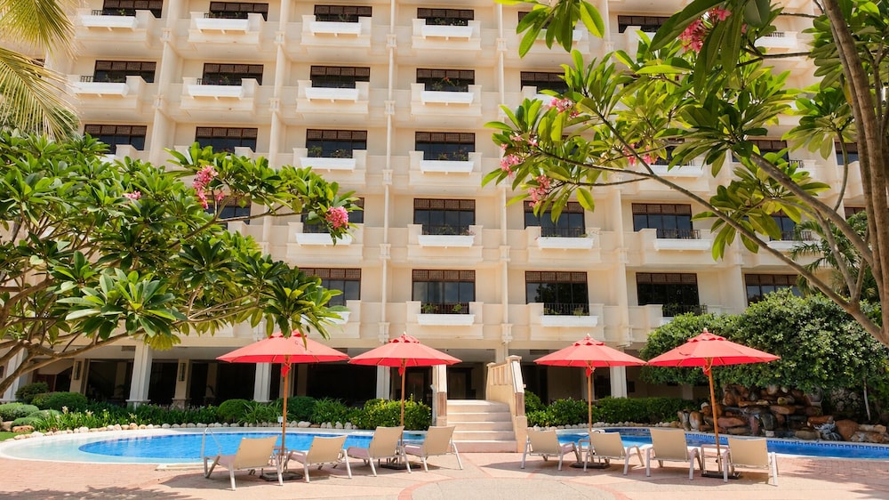 Costabella Tropical Beach Hotel in LAPU-LAPU