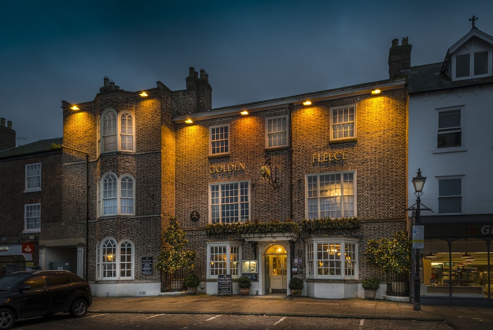 The Golden Fleece Hotel 2/50