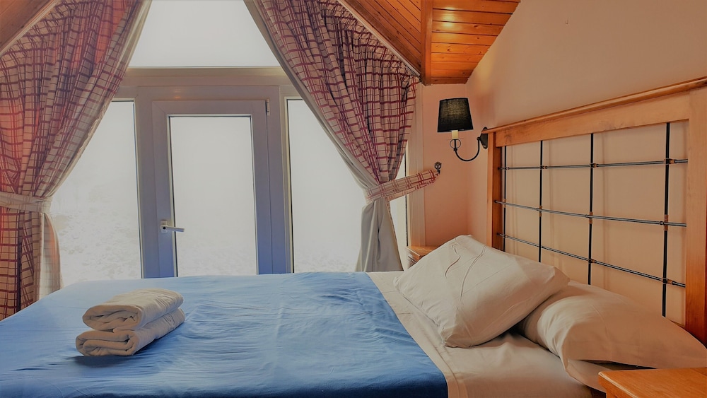 3 Bedrooms, Slope, Apartment, 1 Queen and 1 Double Bed, Bunk Bed, Mountain View, Next Tower