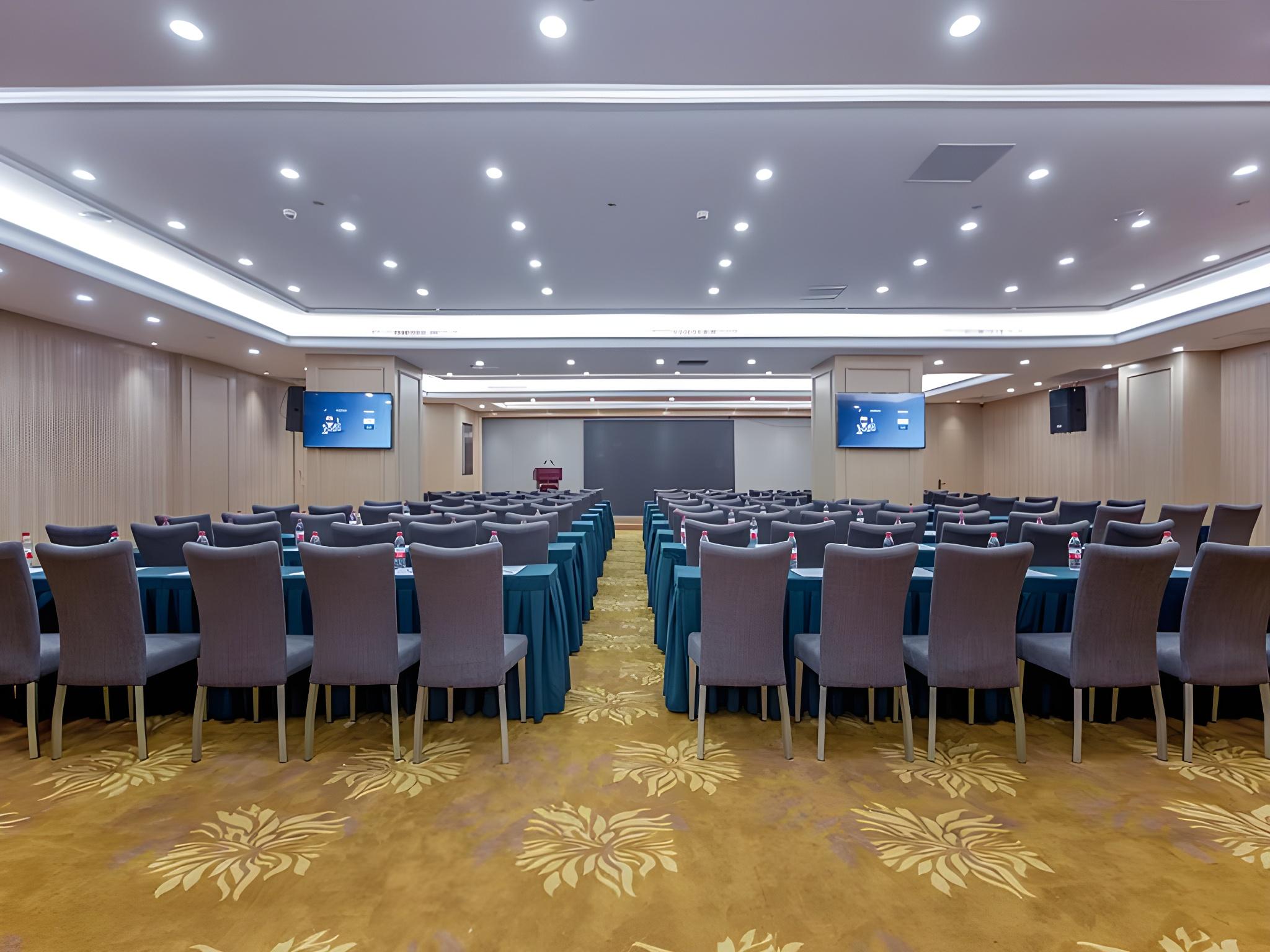 Vienna International Hotel (Huanggang Normal College Ruitian Plaza) 33/39