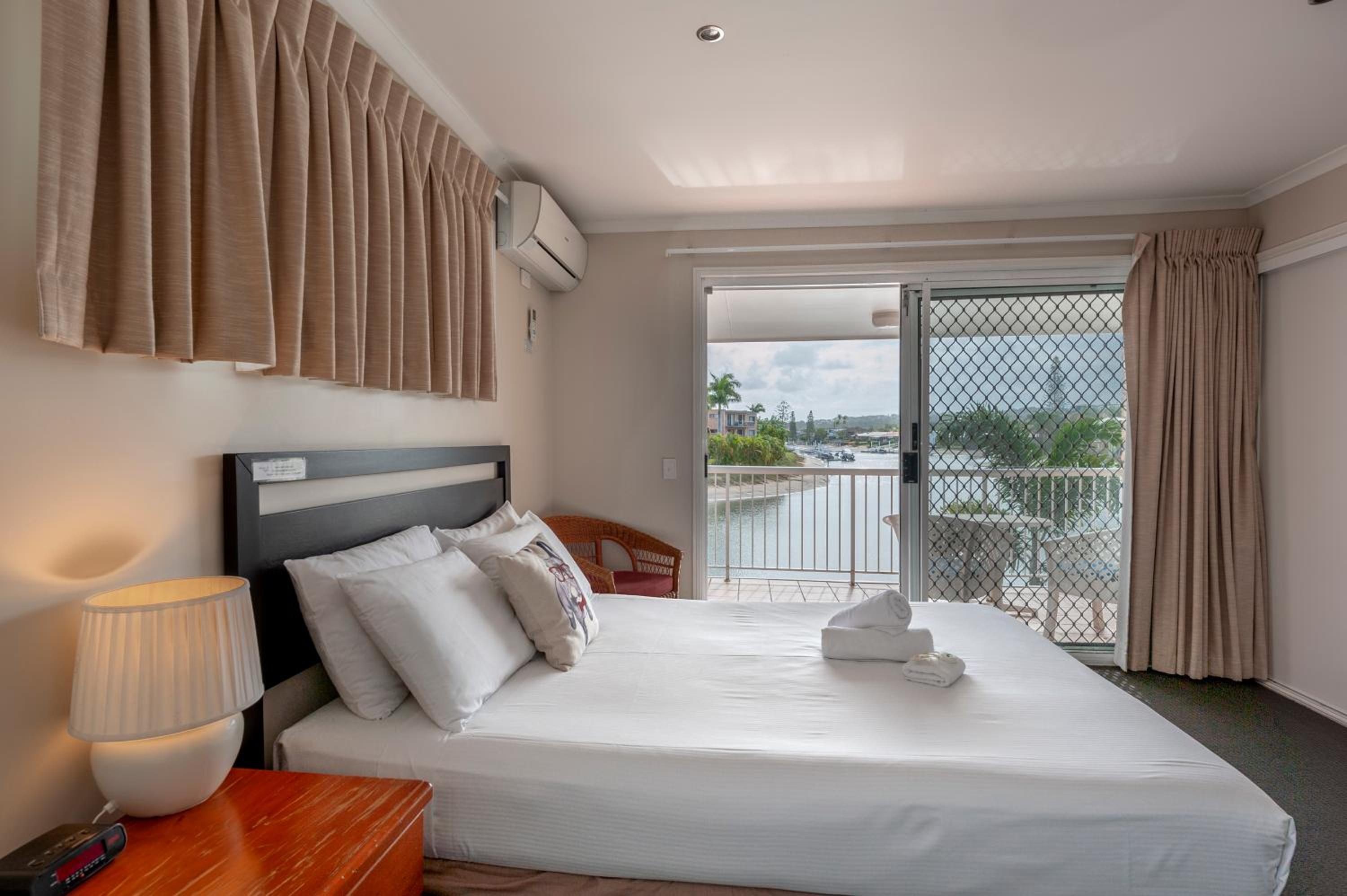 2 Bedrooms, Villa, Water Front