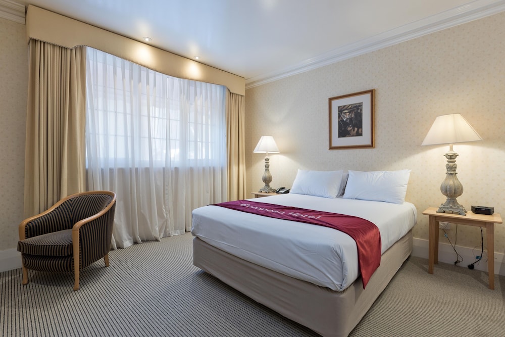 SUPERIOR, QUEEN BED