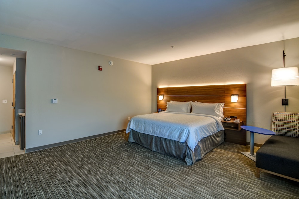 HOLIDAY INN EXPRESS FORT WALTON BEACH CENTRAL 17/47