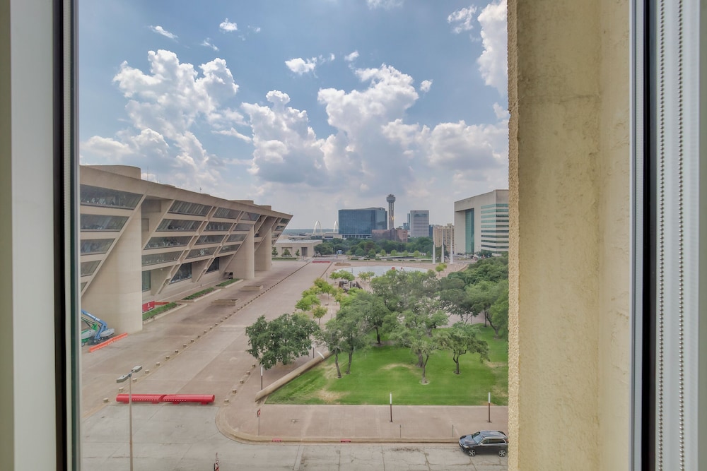Luxury Downtown Dallas Stay by Amyfinehouse 46/50