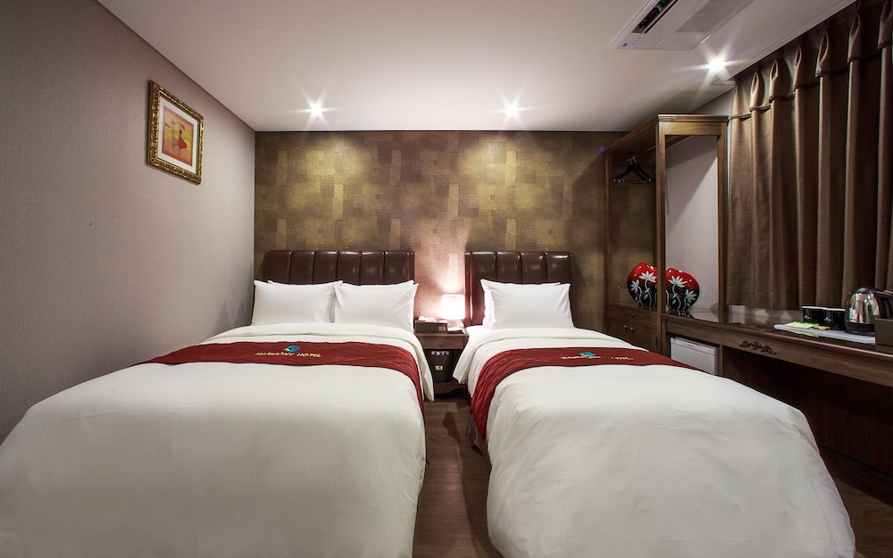 Harmony Hotel 12/55