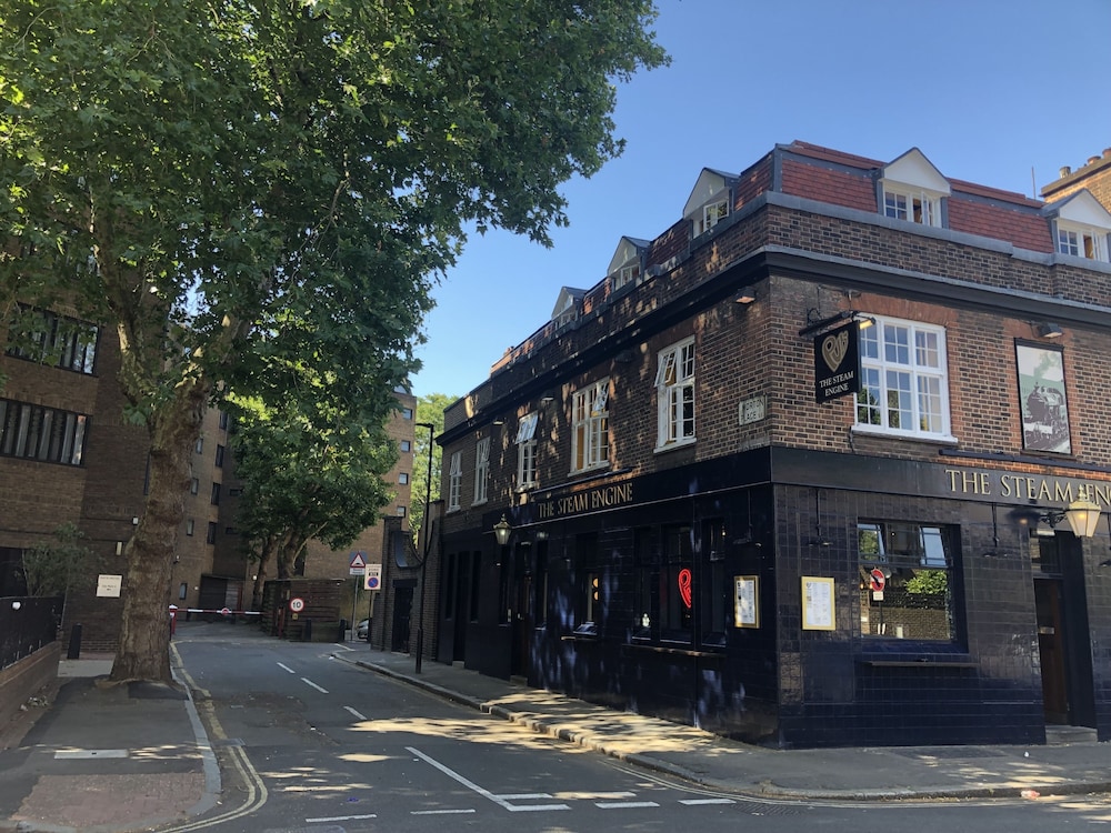 Publove the Steam Engine Hostel 42/46