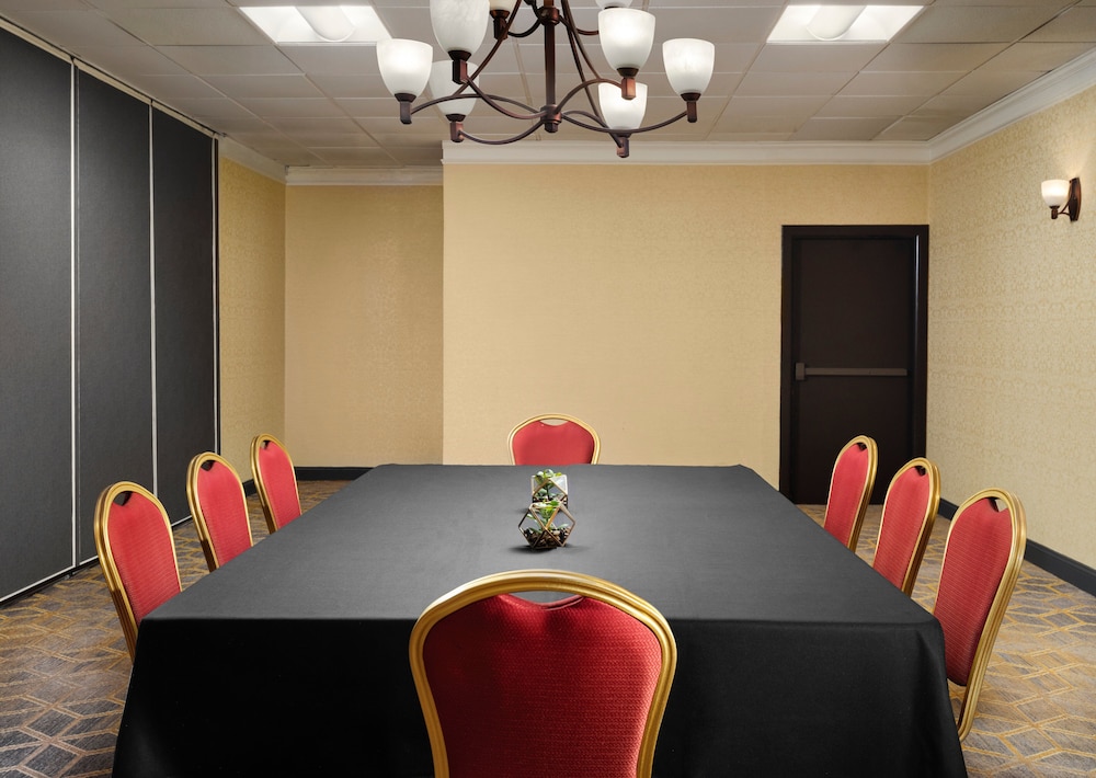 Holiday Inn Suites Boston Peabody 56/62