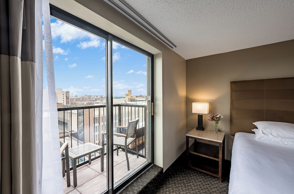 SUITE, KING BED, SOFA, BALCONY