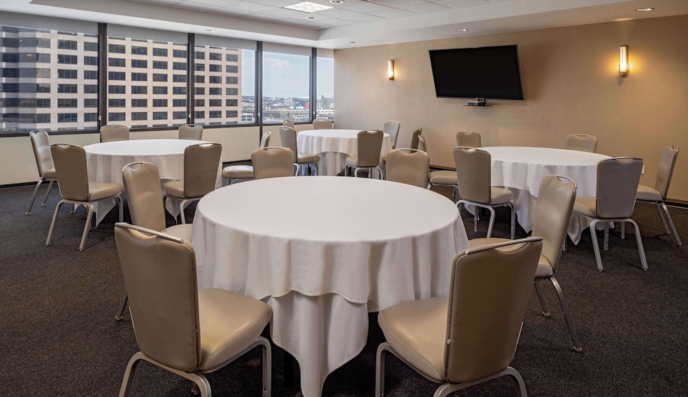 Hyatt House New Orleans/Downtown 66/74