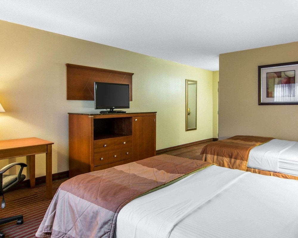 Efficiency, Suite, 3 Double Beds, Accessible