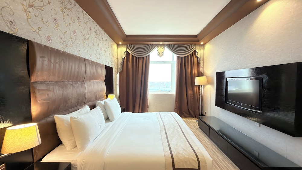 SUITE, KING BED