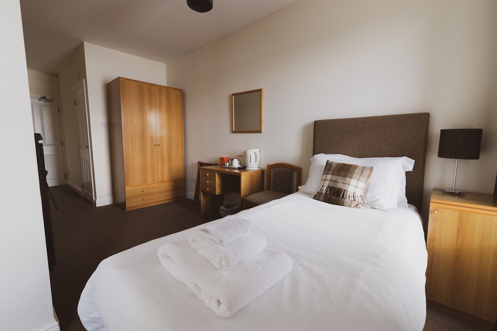 غرفة بسريرين منفصلين بإطلالة على البحر، Scalloway Hotel 2/4