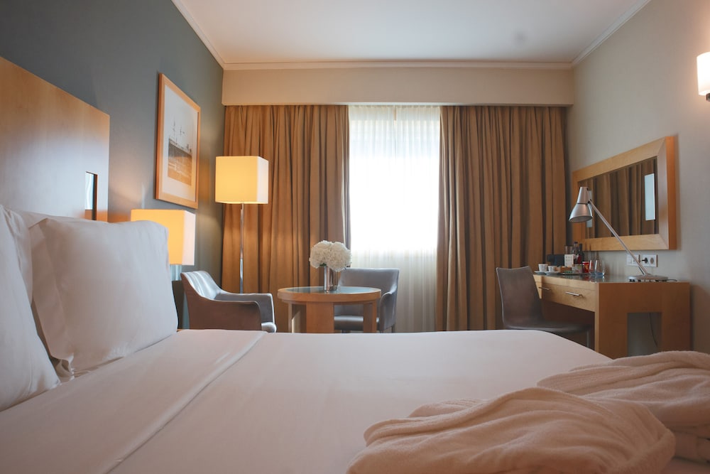 ROOM, DOUBLE OR TWIN BED