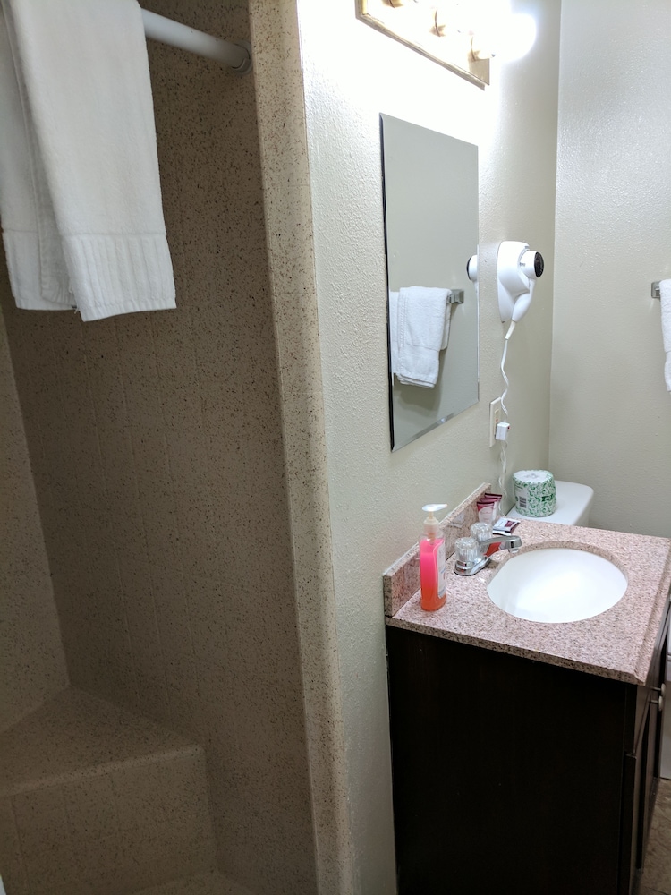 La Hacienda Motel 13/65
