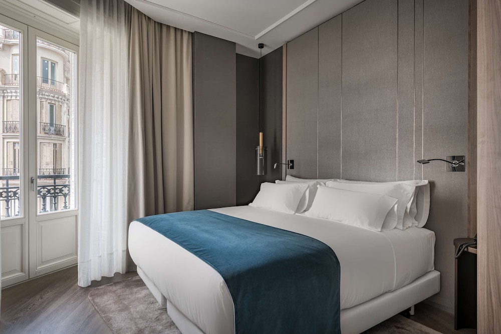 JUNIOR SUITE, WITH EXTRA BED, GRAN VIA VIEW