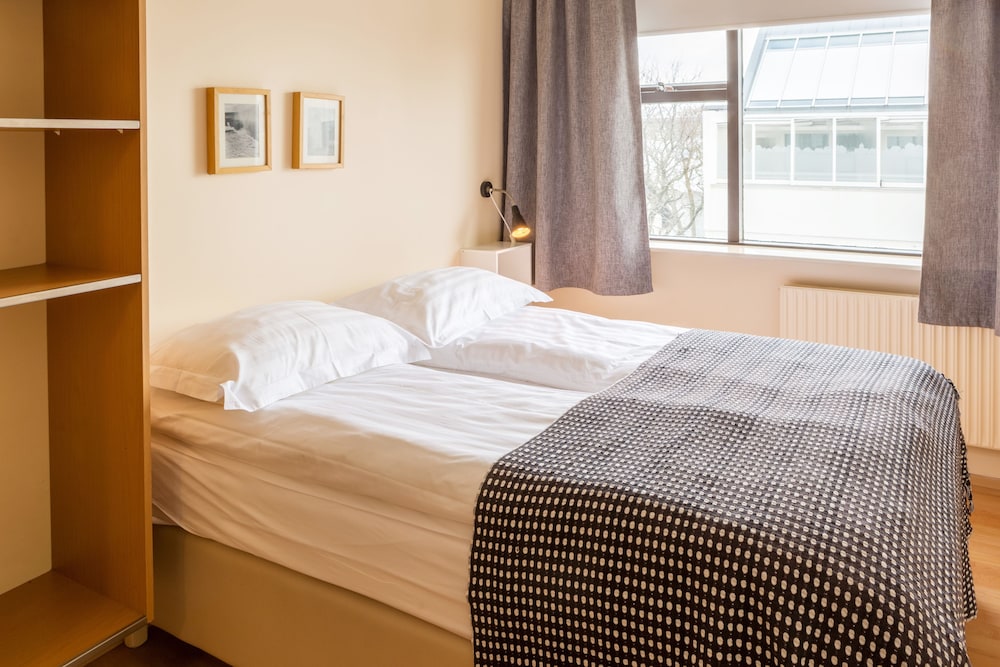 BASIC, TWIN BEDS, SHARED BATHROOM