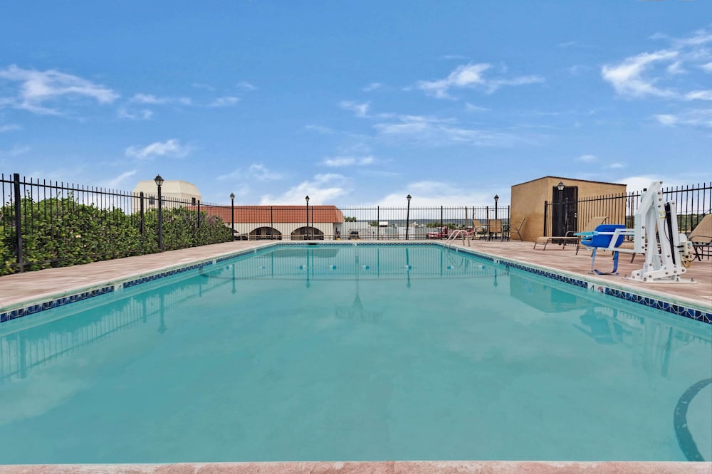 Days Inn & Suites by Wyndham Santa Rosa 1/30