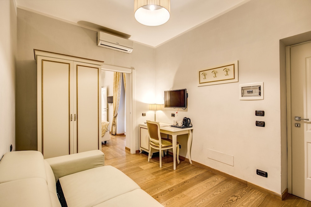 Gravina Suite Frattina 44/53