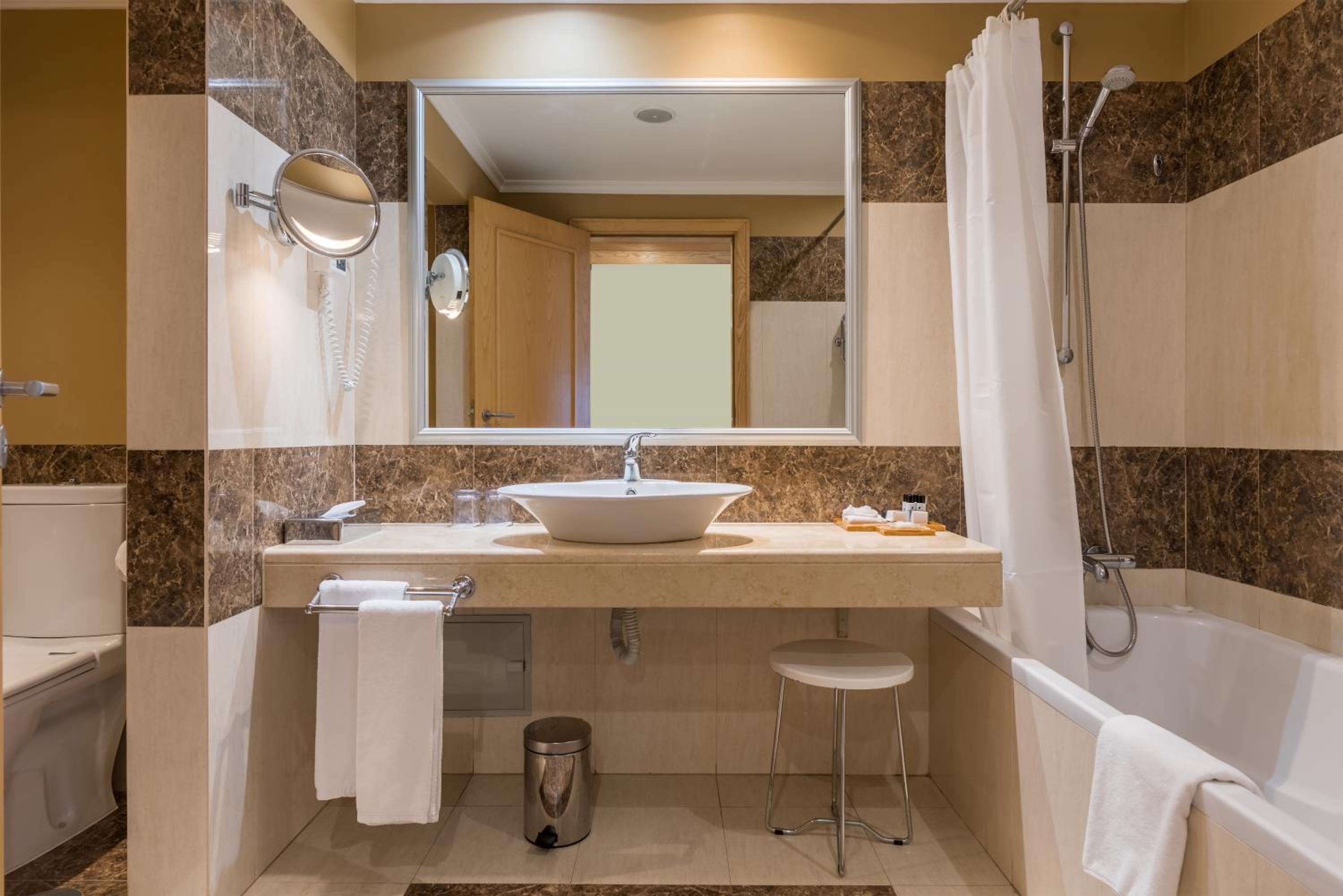 جناح جونيور رباعي، Pestana Carlton Madeira 4/6