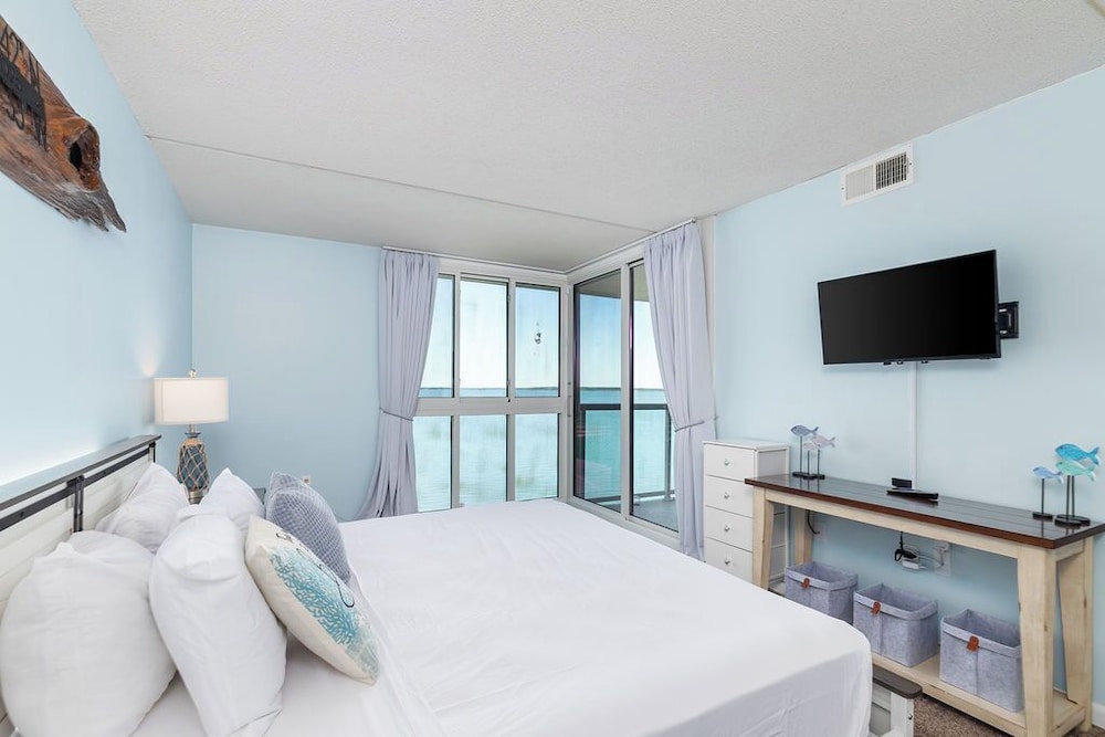 Condo, Traditional, 2 Double Beds, King Bed, Bay View, Sofa, Balcony 2/5