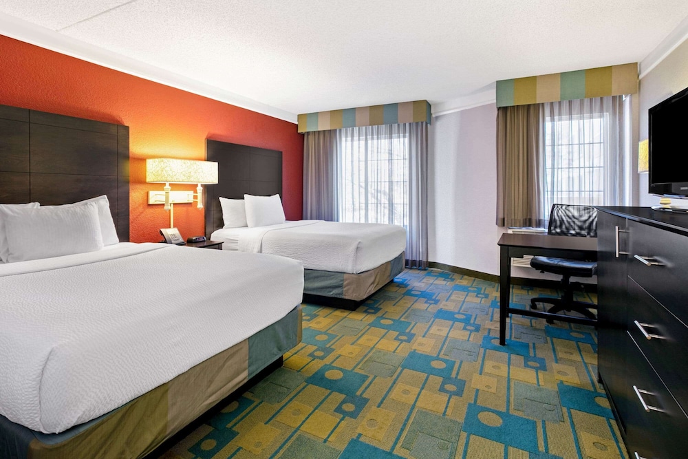 La Quinta Inn & Suites by Wyndham Dallas DFW Airport North 22/55