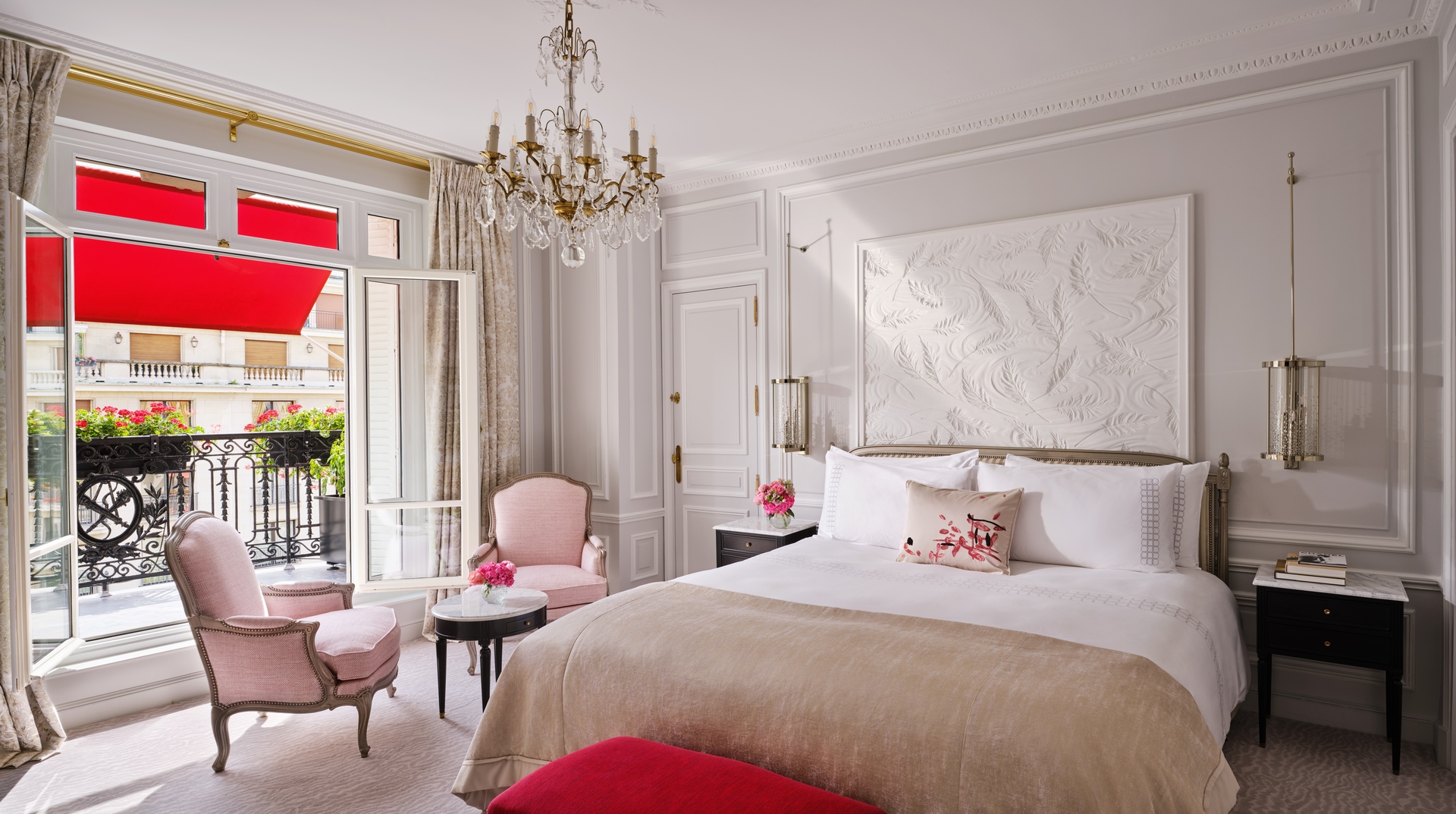 Avenue, Prestige, Suite, Montaigne View, Balcony