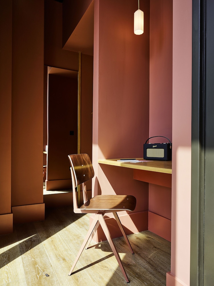 TRIBE London Canary Wharf 35/61