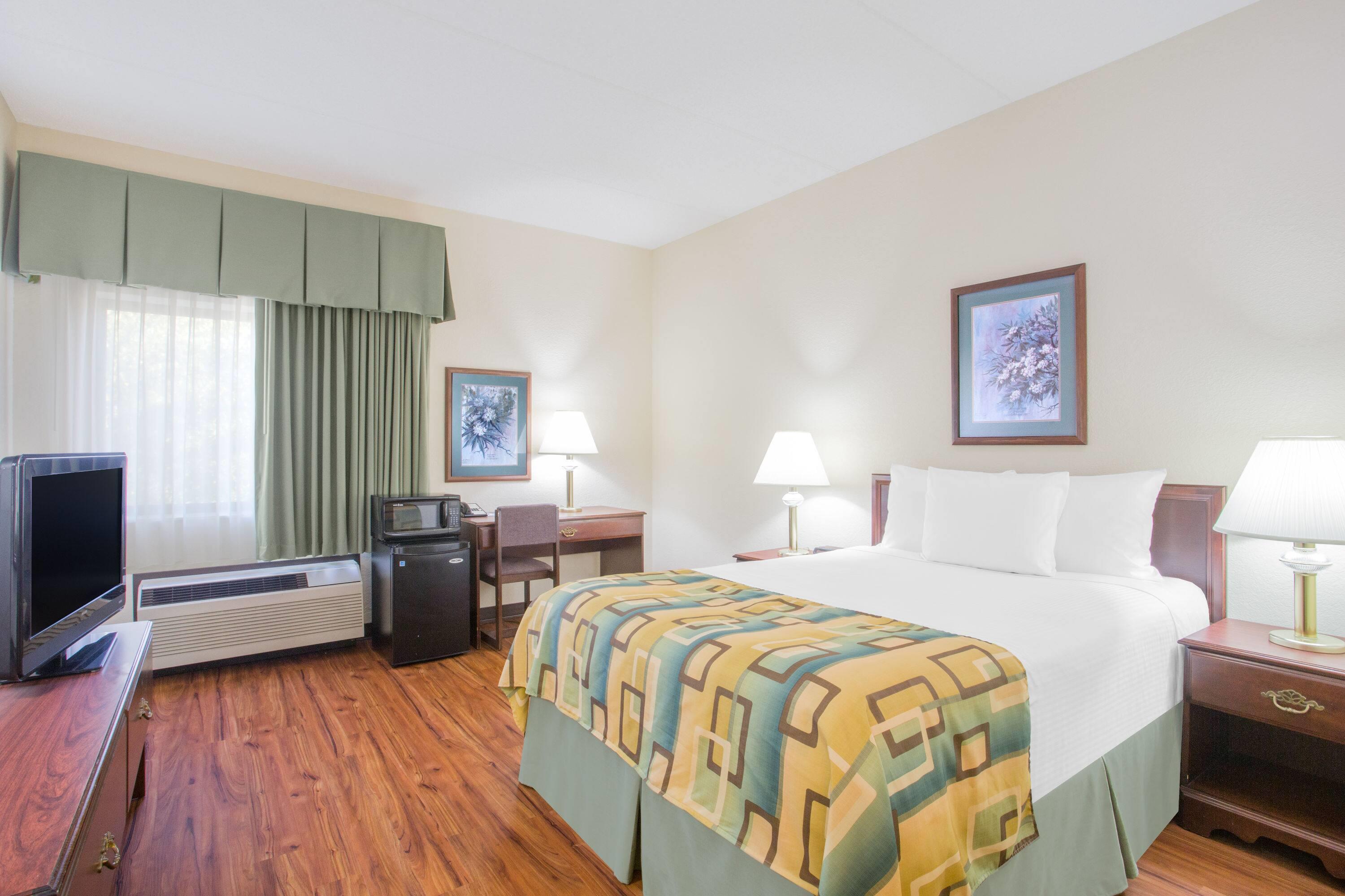 Room, Queen Bed, Accessible