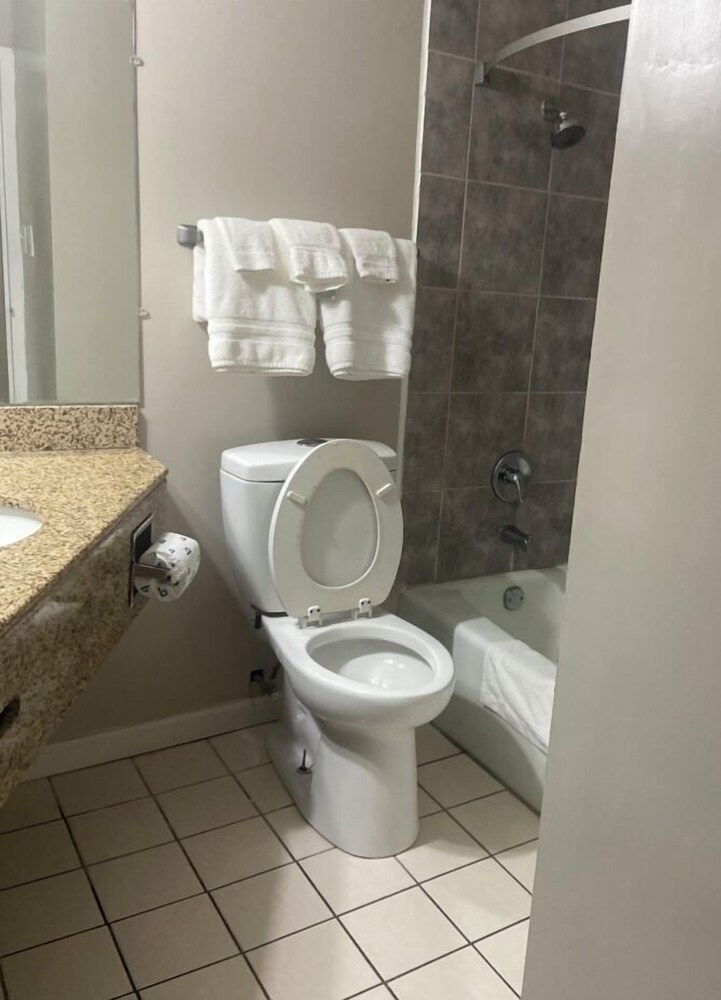 Apm Inn & Suites 54/54