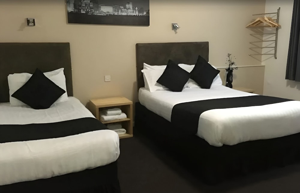 ROOM, TWIN BEDS