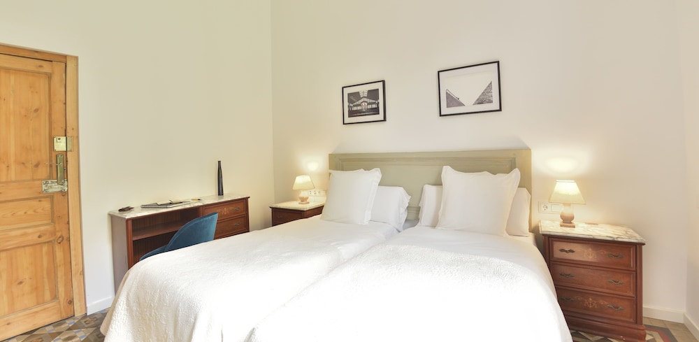 Hostal Girona 18/50