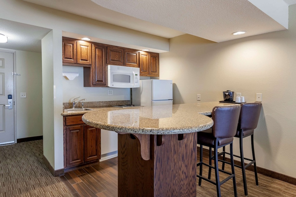 Comfort Suites Oshkosh, WI 25/32