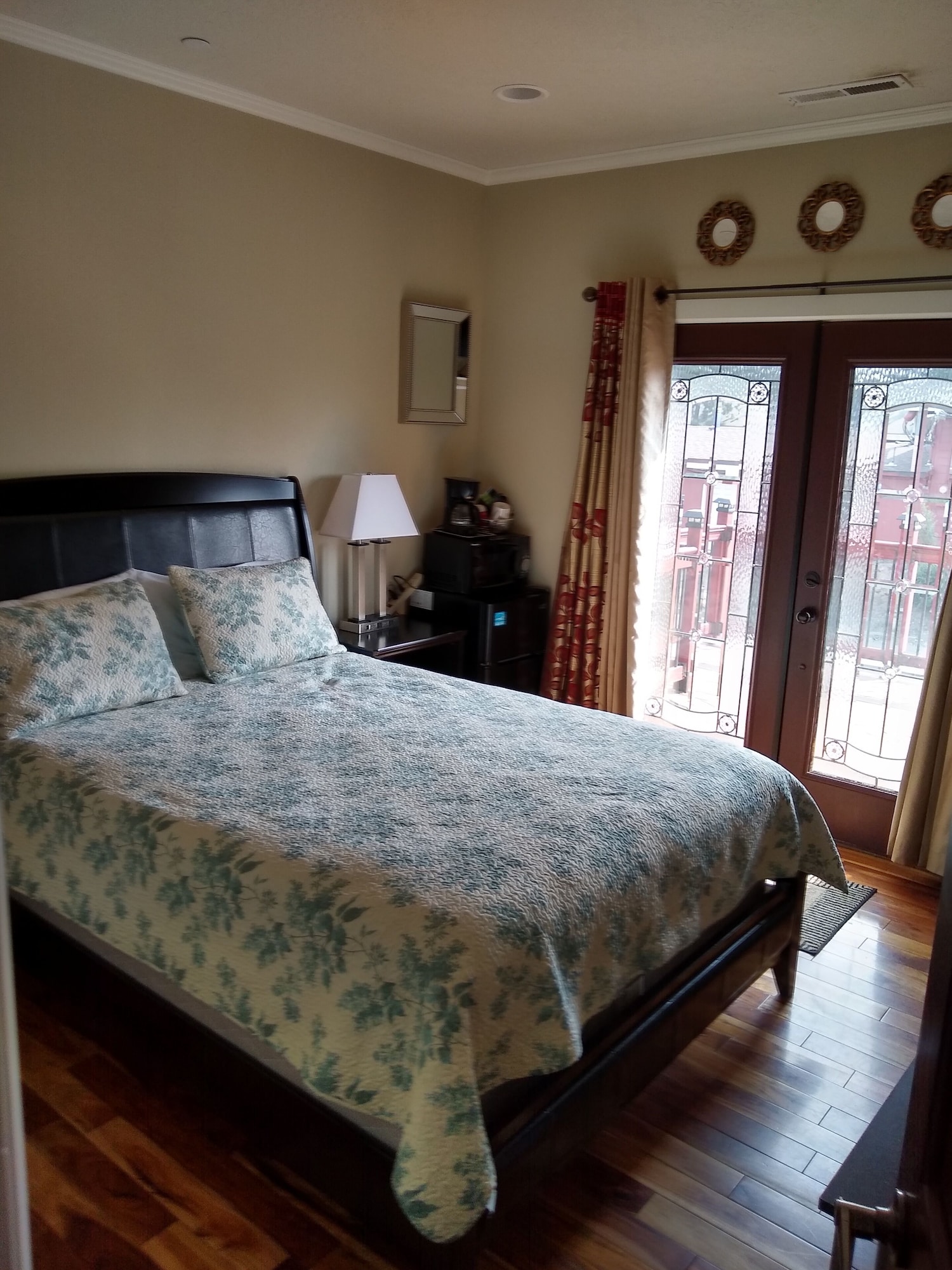 ROOM, QUEEN BED